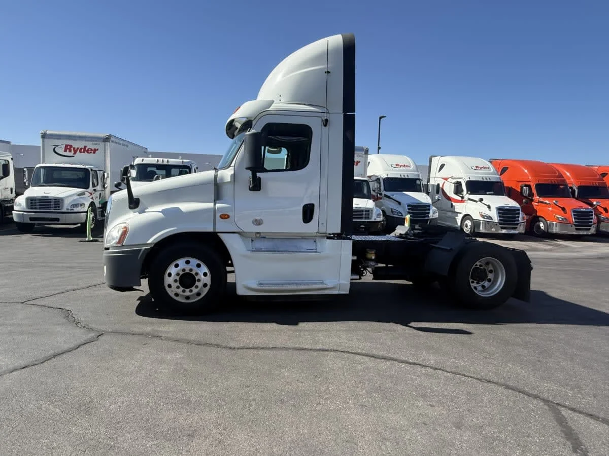 2020 Freightliner Cascadia in North Las Vegas, NV — photo 3