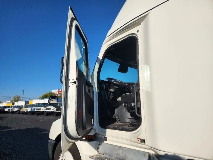 2021 Freightliner Cascadia - image 9