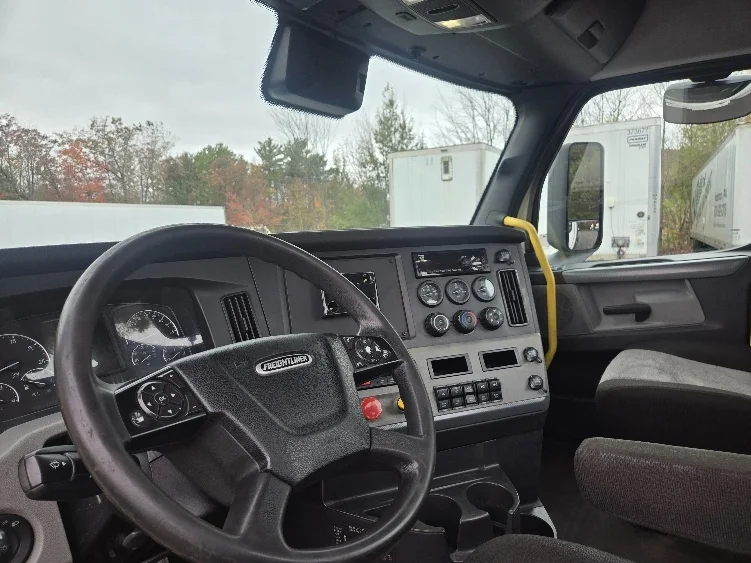 2020 Freightliner Cascadia - image 10