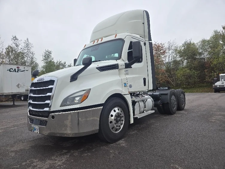 2020 Freightliner Cascadia - image 3