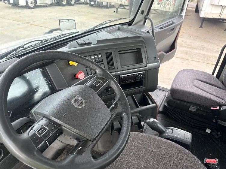 2020 Volvo VNL 300 - image 10