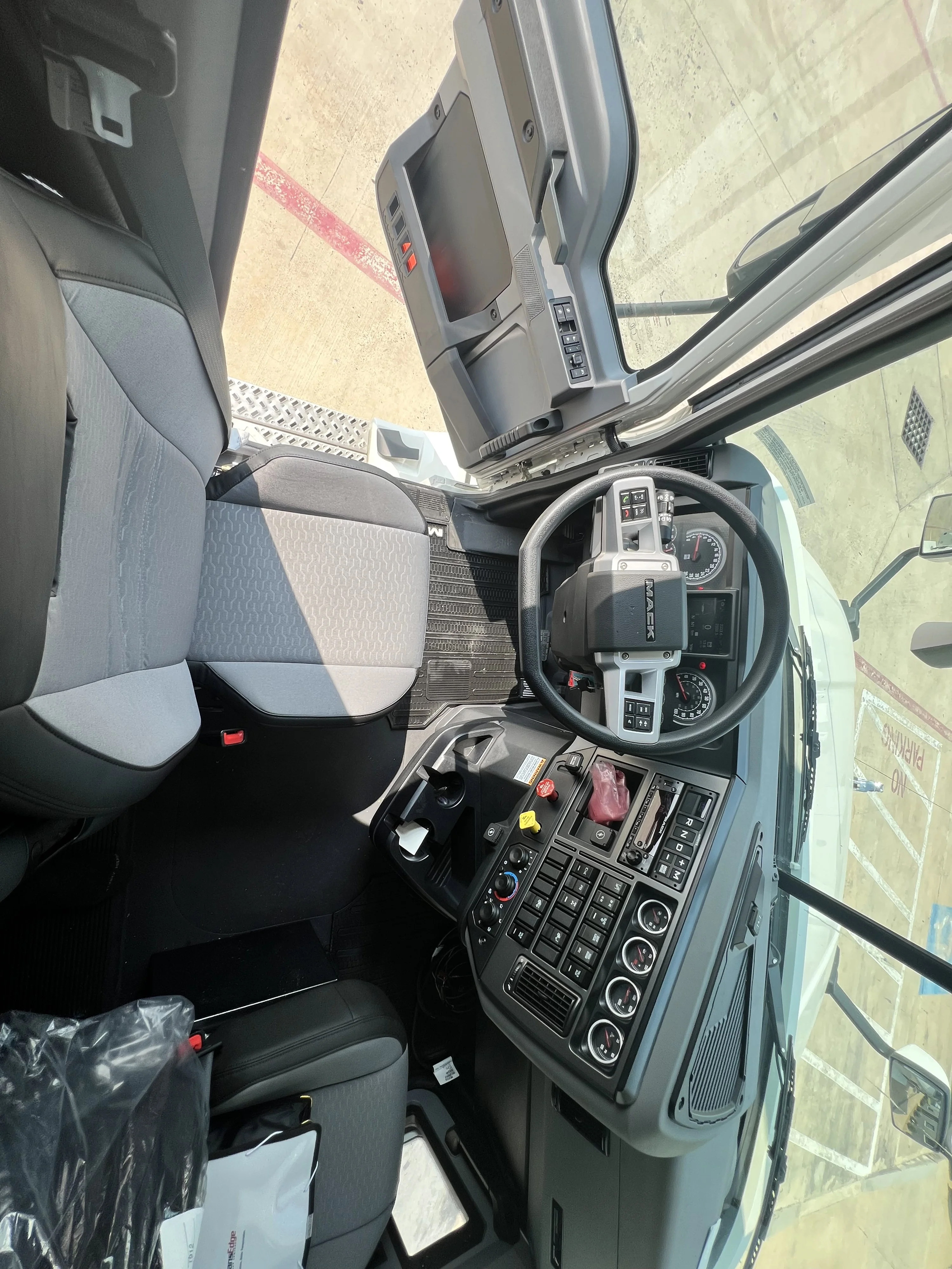 2025 Mack Anthem in Houston, TX — photo 11
