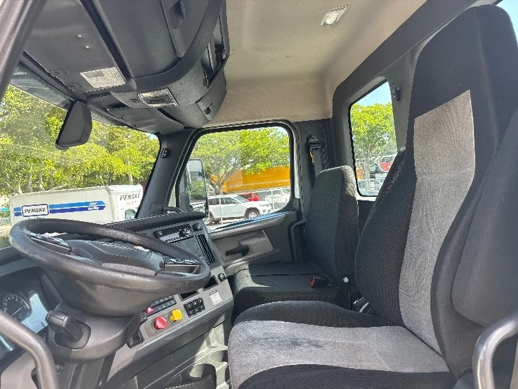 2019 Freightliner Cascadia in Medley, FL — photo 10