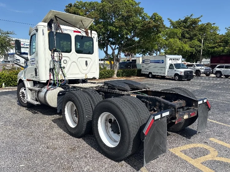 2019 Freightliner Cascadia in Medley, FL — photo 5