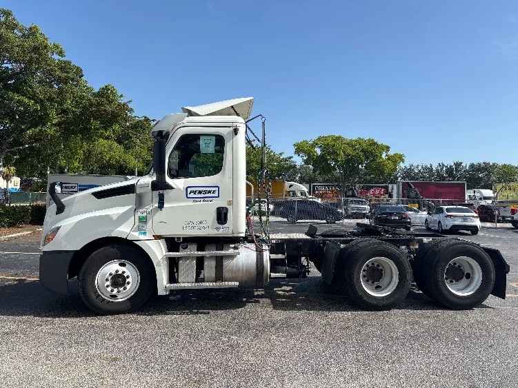 2019 Freightliner Cascadia in Medley, FL — photo 4