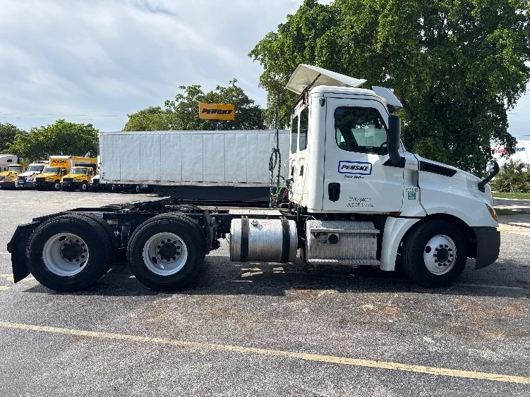 2019 Freightliner Cascadia in Medley, FL — photo 8