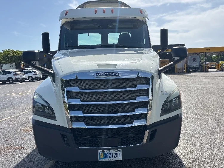 2019 Freightliner Cascadia in Medley, FL — photo 2