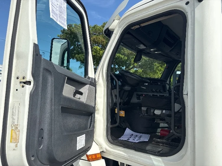 2019 Freightliner Cascadia in Medley, FL — photo 9