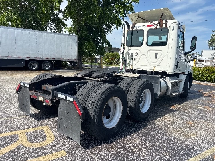 2019 Freightliner Cascadia in Medley, FL — photo 7