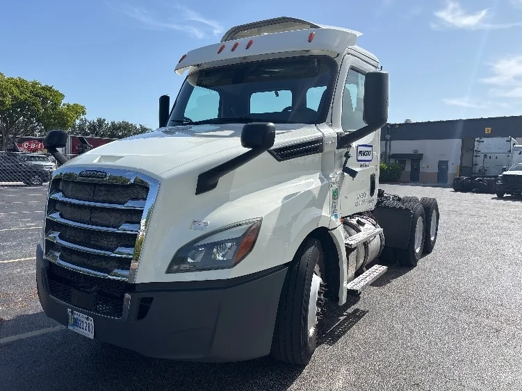 2019 Freightliner Cascadia in Medley, FL — photo 3