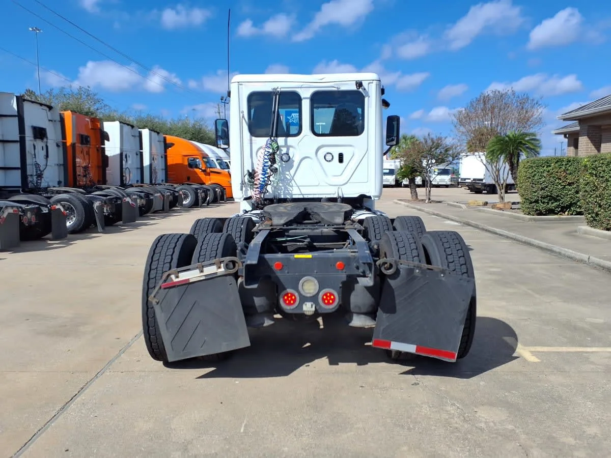 2019 Freightliner Cascadia - image 5