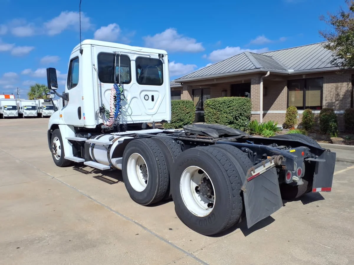 2019 Freightliner Cascadia - image 6