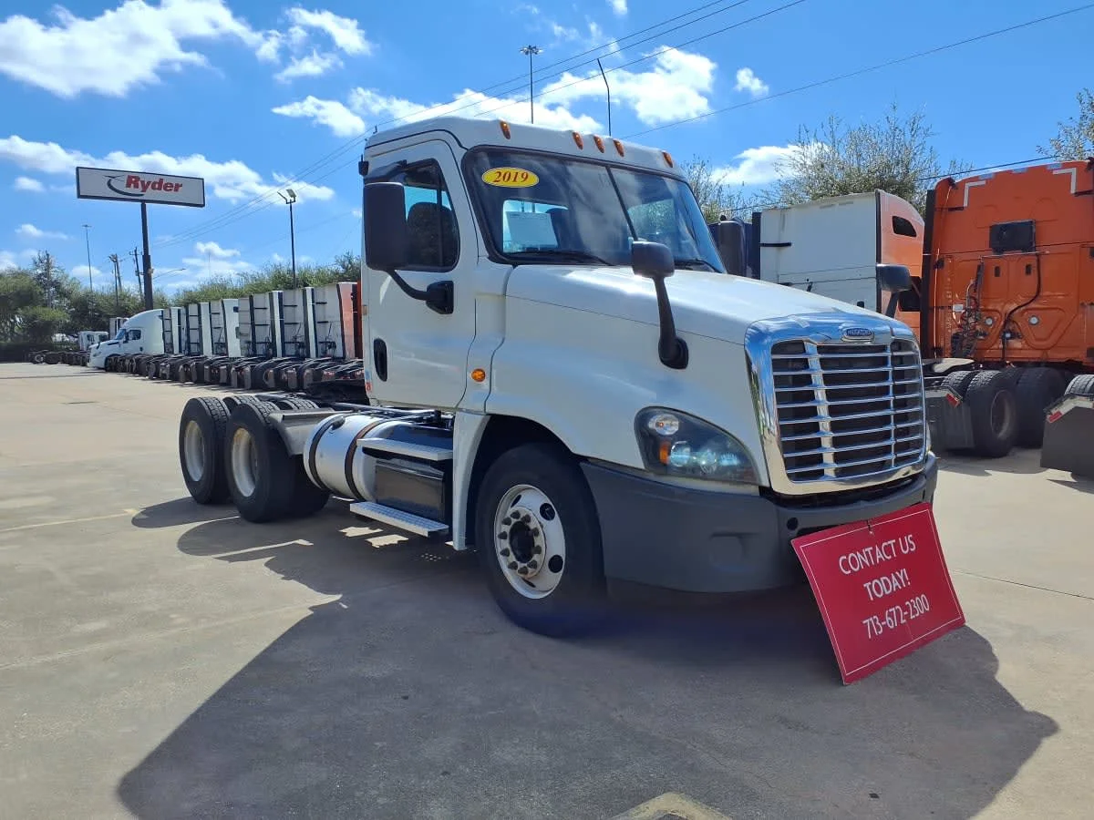 2019 Freightliner Cascadia - image 3