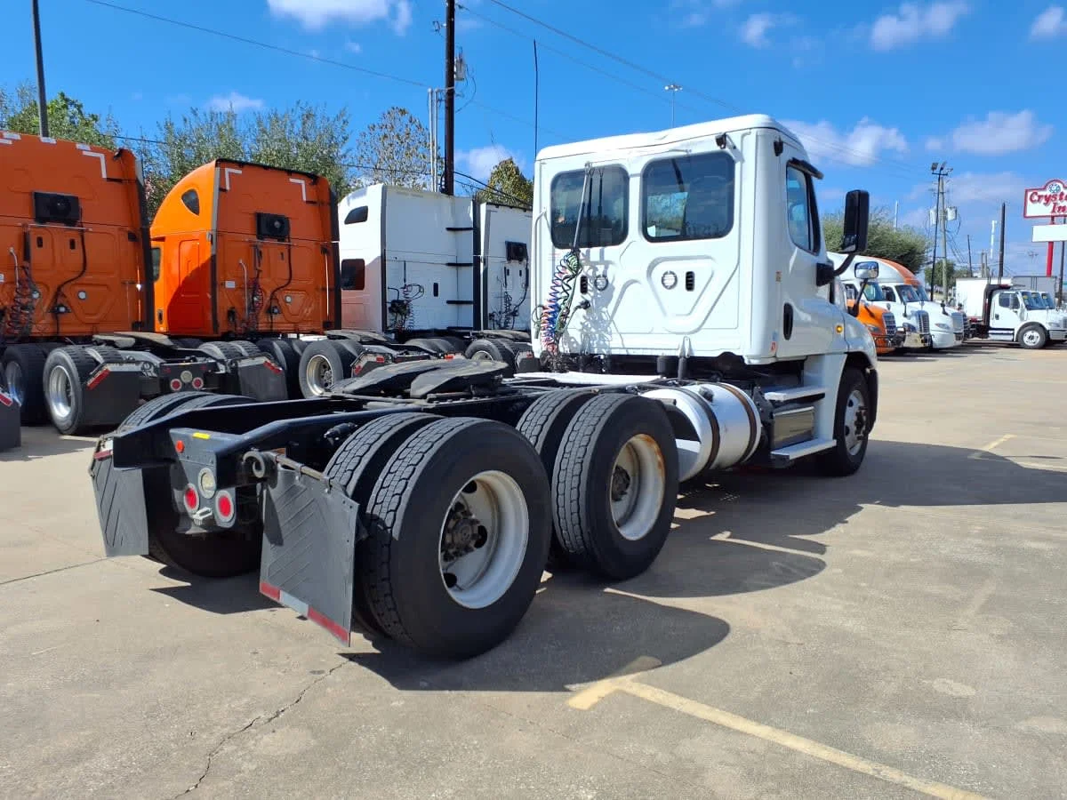 2019 Freightliner Cascadia - image 4