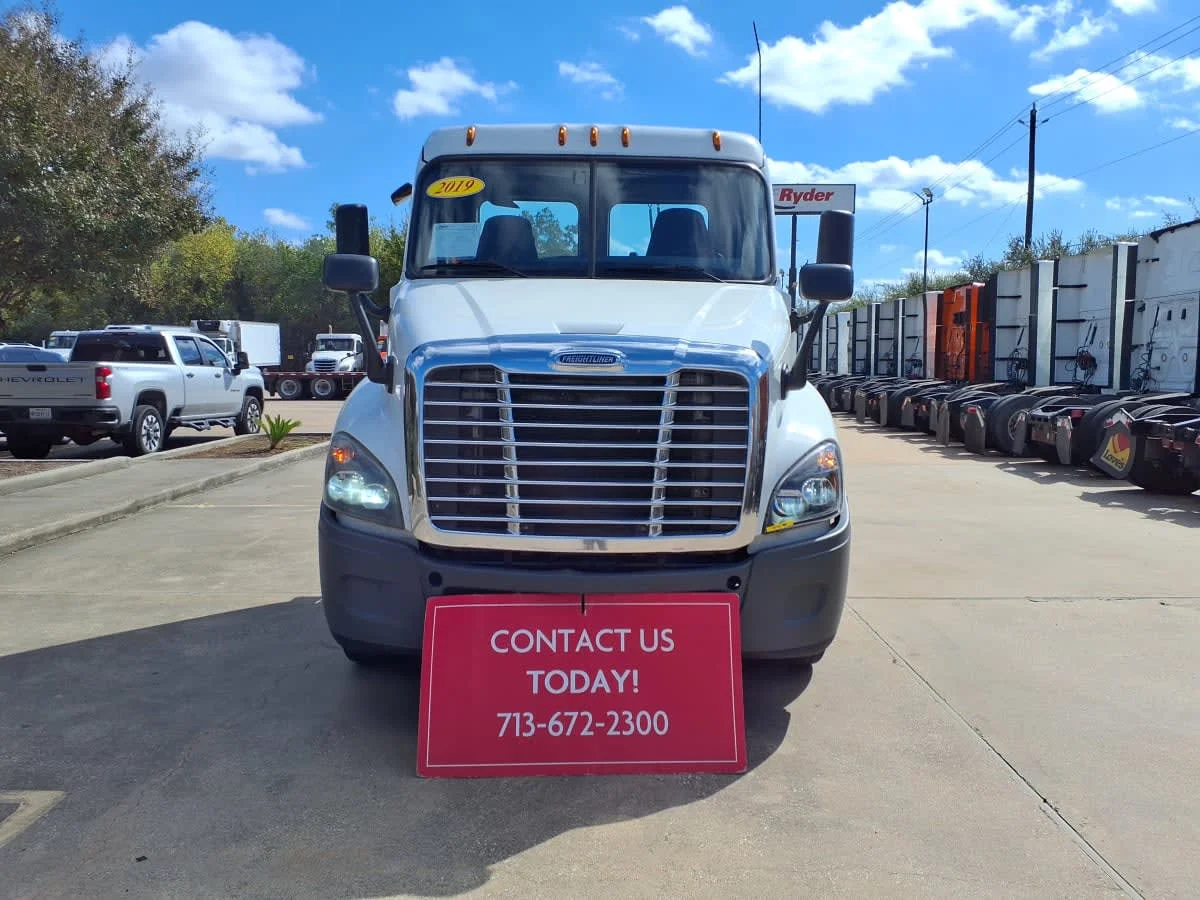 2019 Freightliner Cascadia in Houston, TX — photo 2