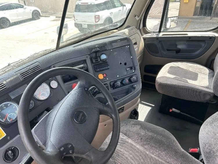 2017 Freightliner Cascadia - image 10