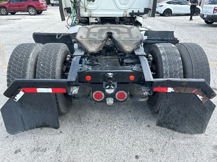 2017 Freightliner Cascadia - image 6