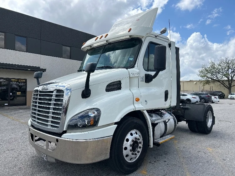 2017 Freightliner Cascadia - image 3