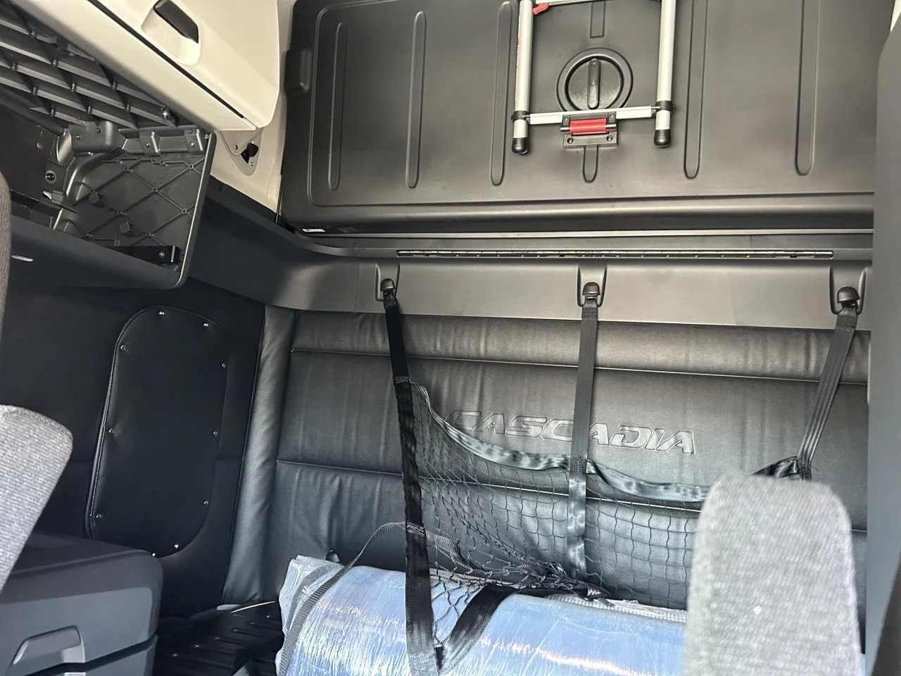 2027 Freightliner Cascadia in Pacific, WA — photo 9