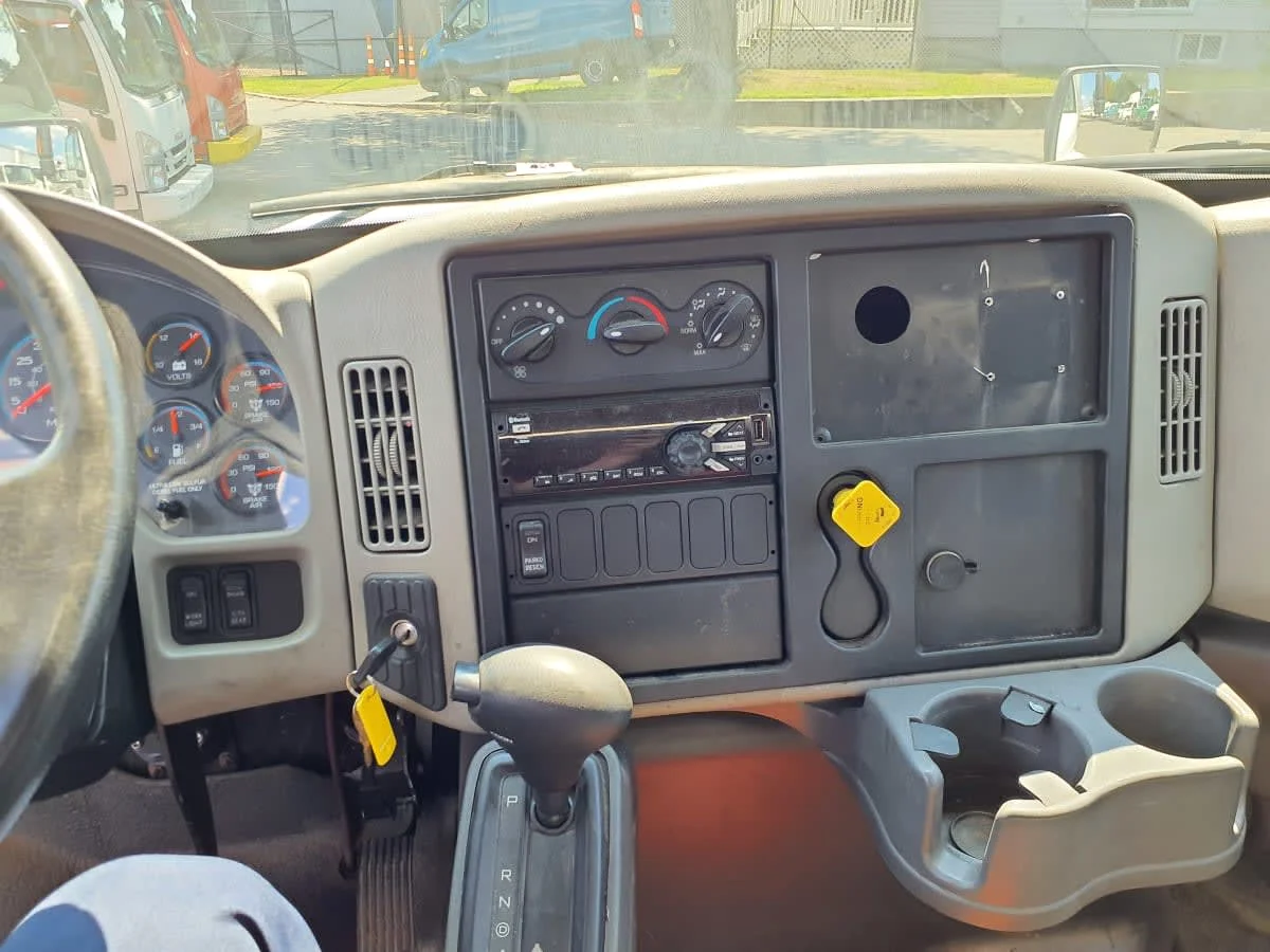 2018 International 4300 - image 7