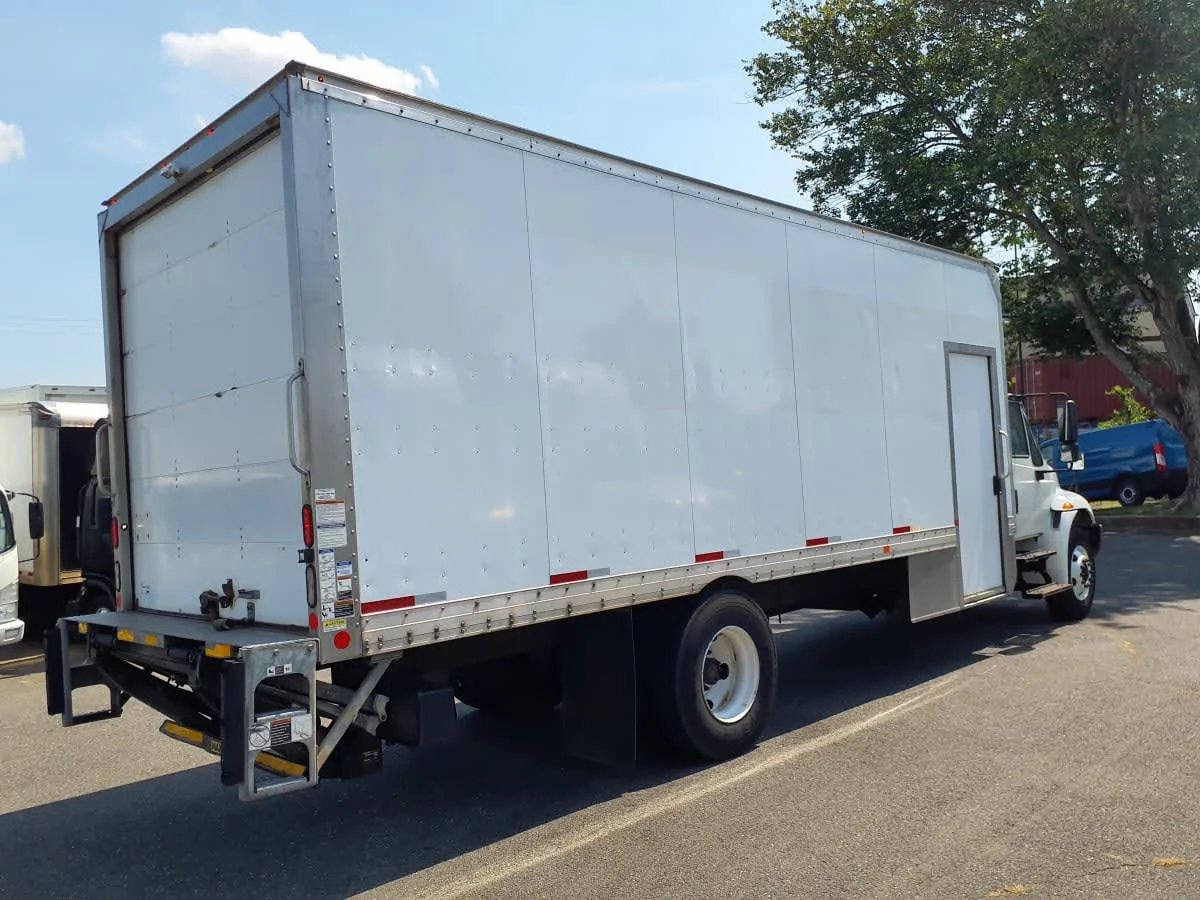 2018 International 4300 - image 4