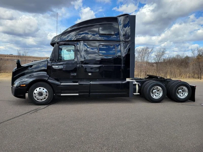 2023 Volvo VNL 860 in Elk River — photo 2
