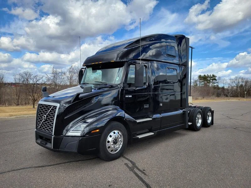 2023 Volvo VNL 860 in Elk River
