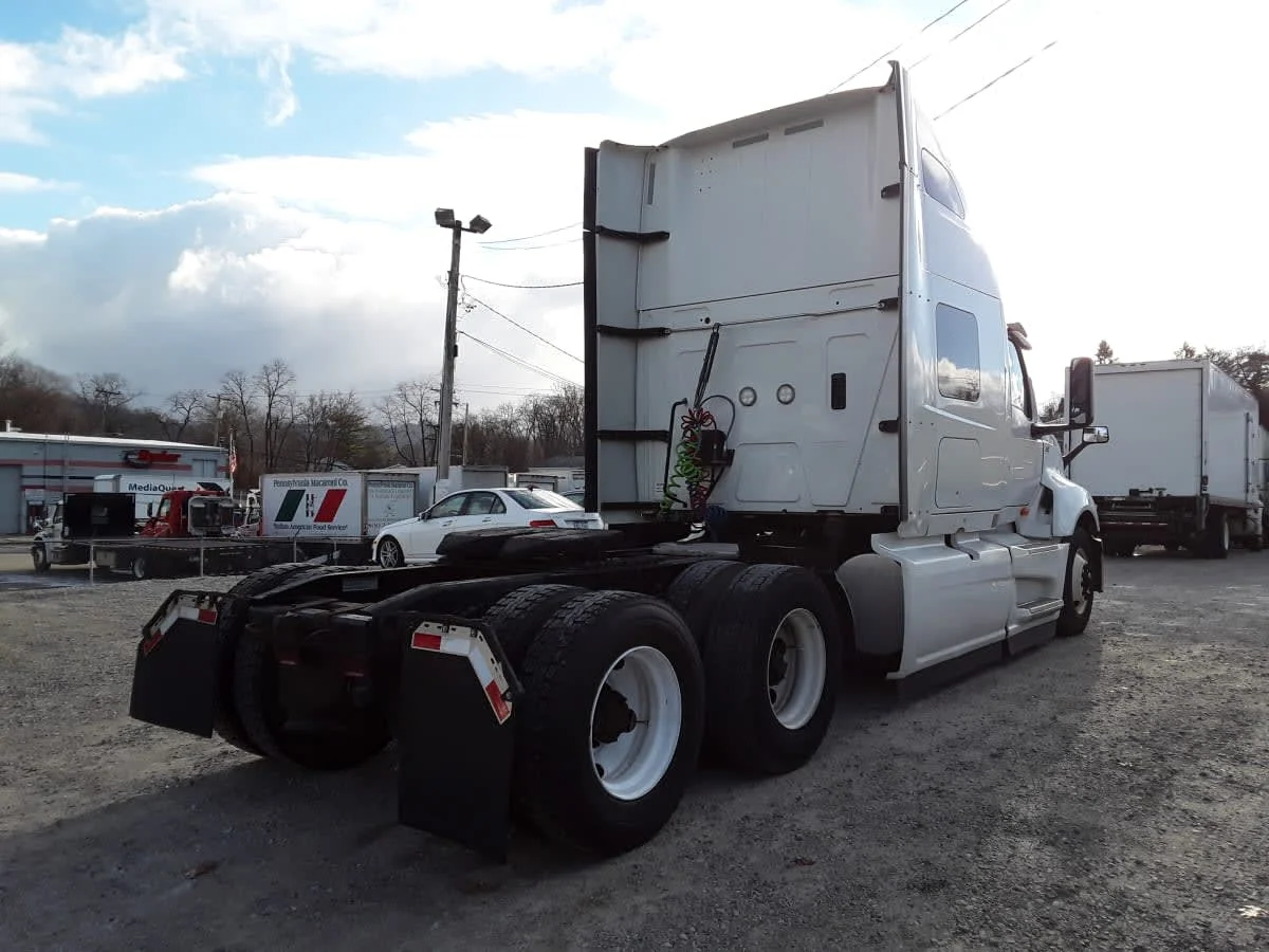 2020 International LT - image 4