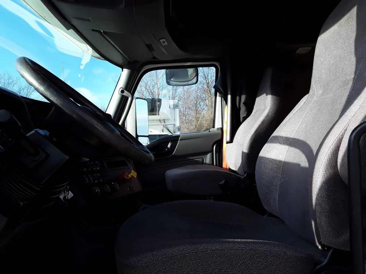 2020 International LT - image 7