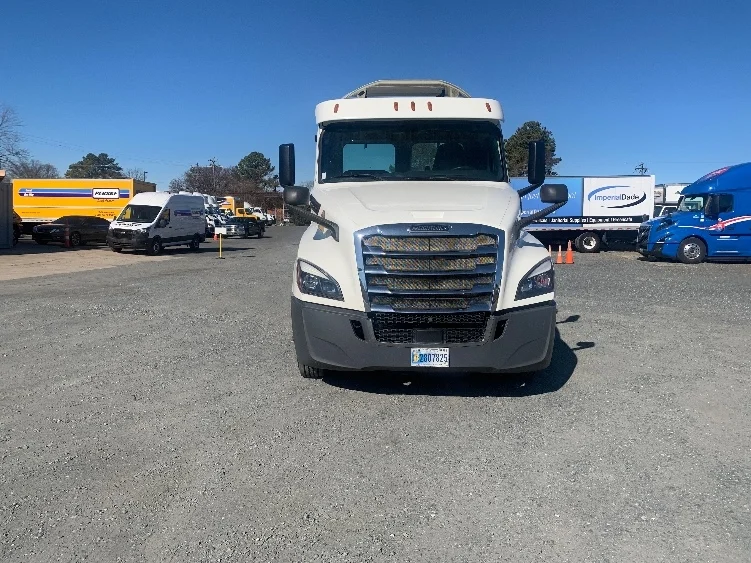 2019 Freightliner Cascadia in Charlotte, NC — photo 2