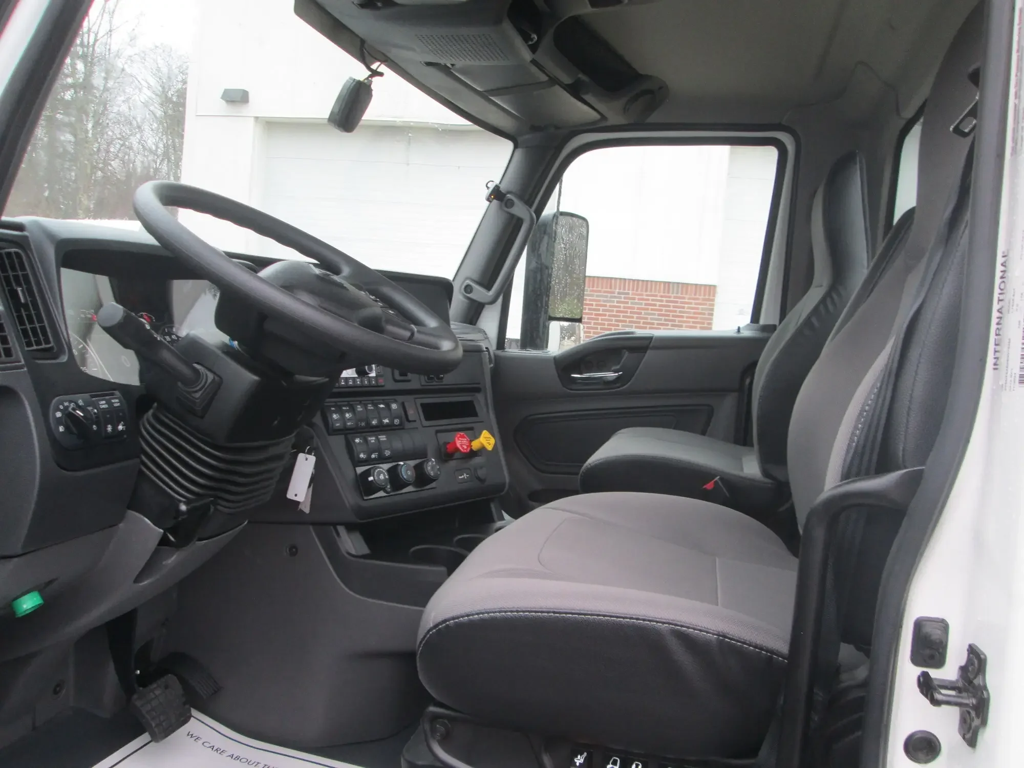 2025 International LT - image 10