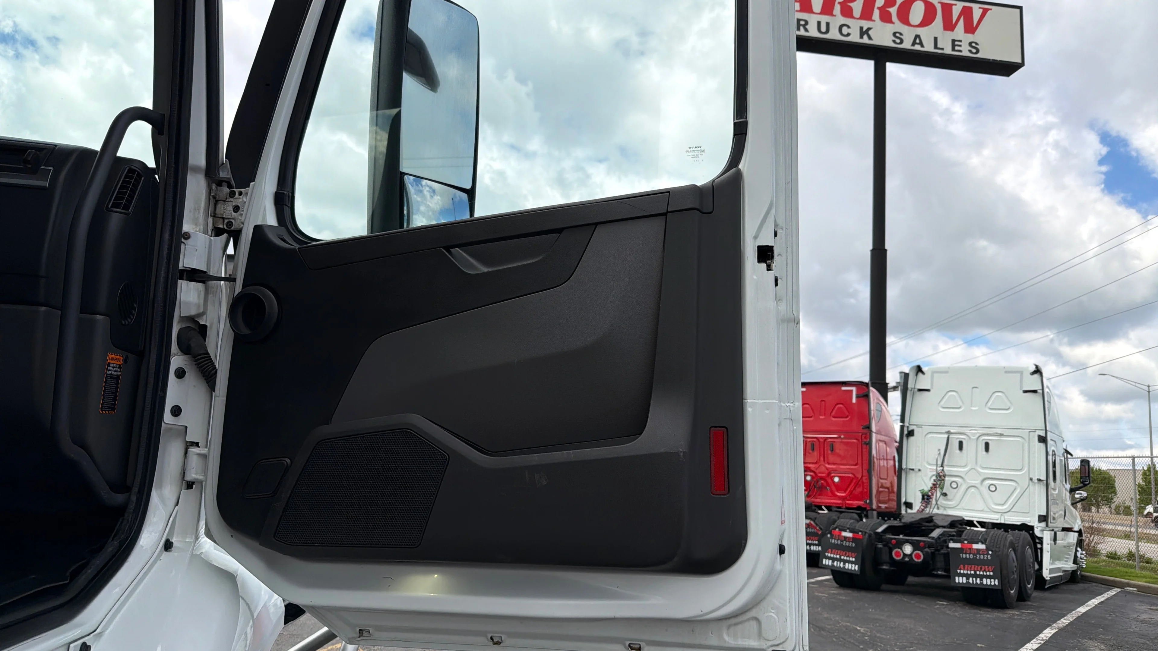 2023 Kenworth T680 in North Little Rock, AR — photo 12