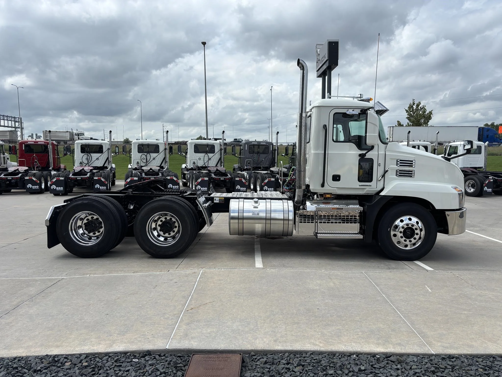 2026 Mack Anthem - image 5