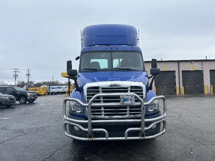 2020 Freightliner Cascadia in Elkhart, IN — photo 2