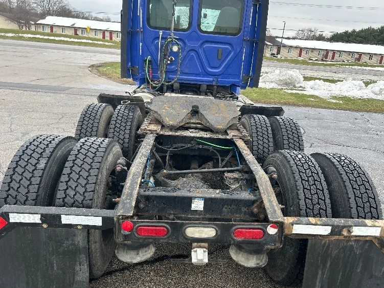 2020 Freightliner Cascadia in Elkhart, IN — photo 6