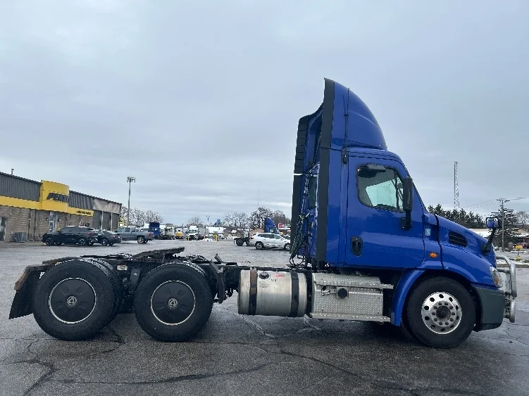 2020 Freightliner Cascadia in Elkhart, IN — photo 8