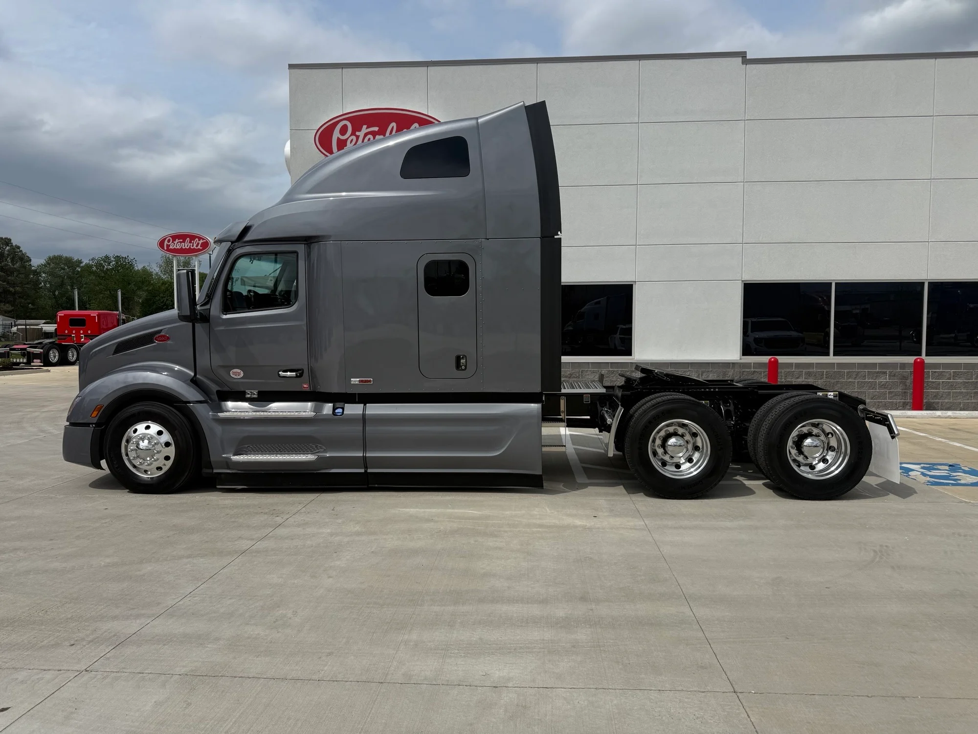 2027 Peterbilt 579 in Lowell, AR — photo 2
