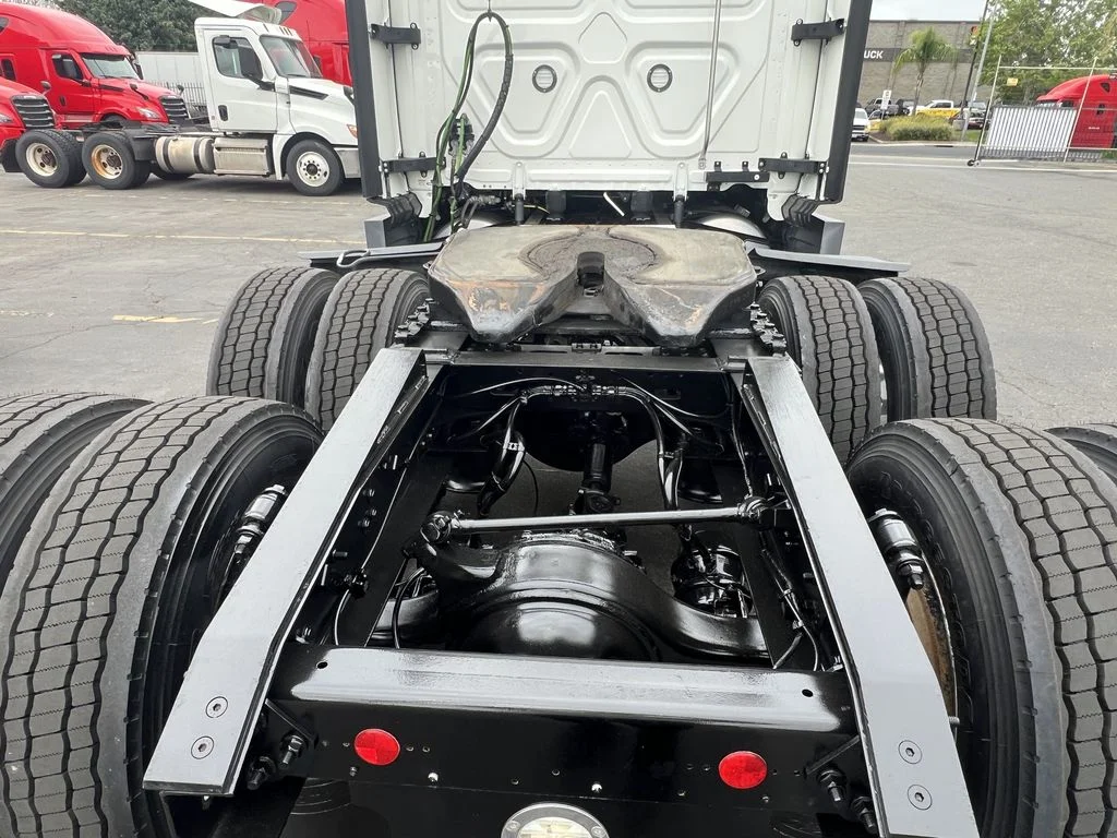 2022 Freightliner Cascadia in Sacramento, CA — photo 3