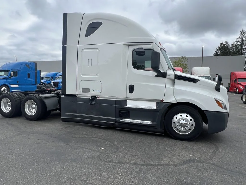 2022 Freightliner Cascadia in Sacramento, CA — photo 2