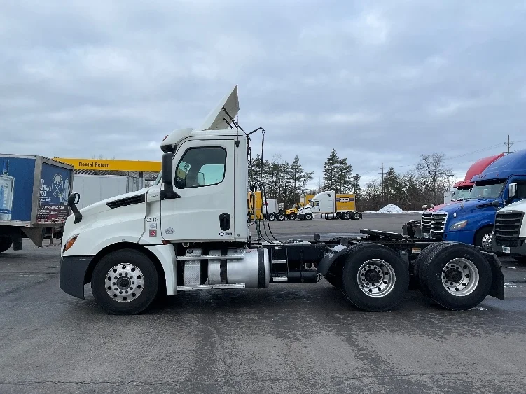 2019 Freightliner Cascadia in Linden, NJ — photo 3