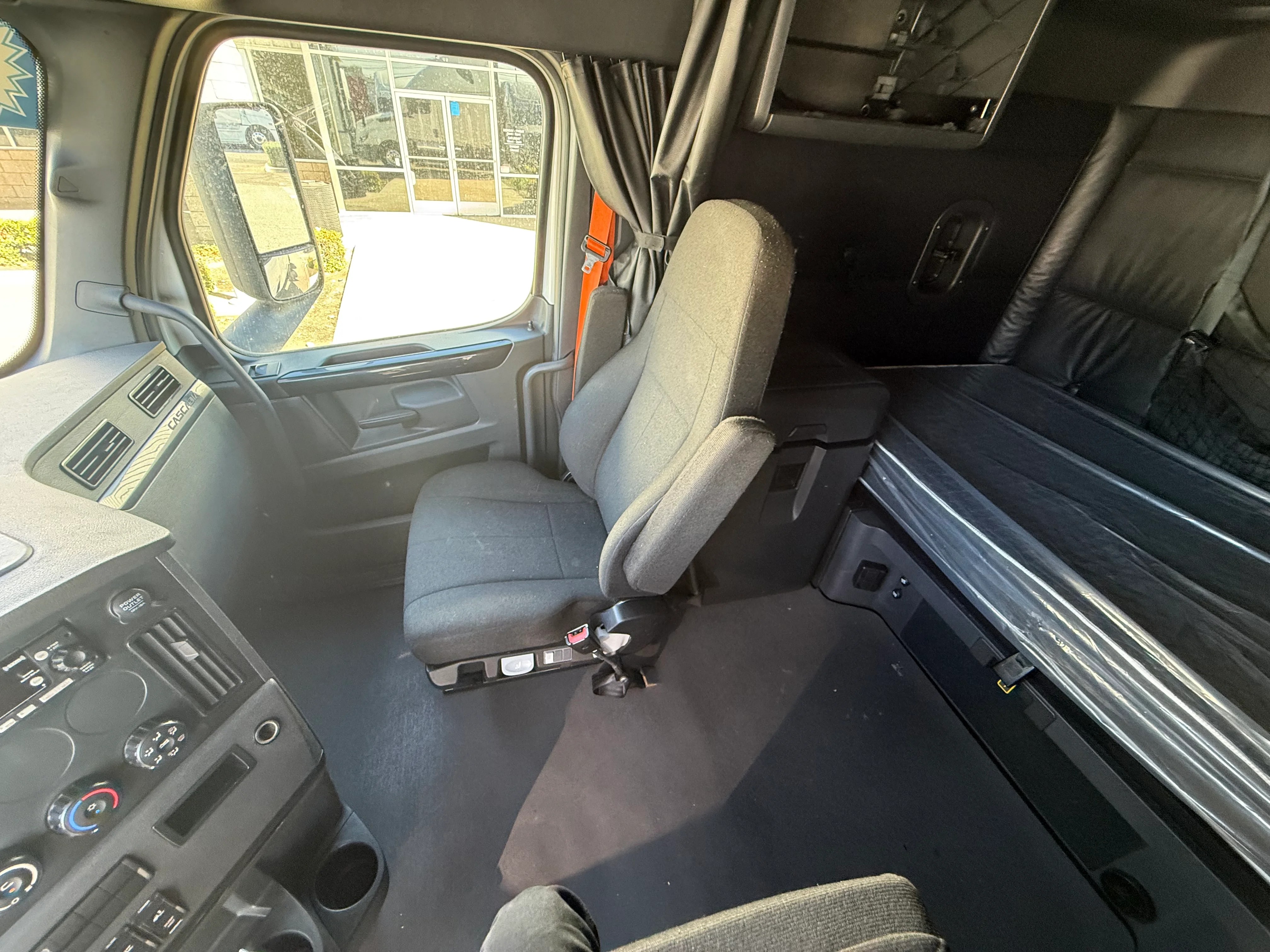 2023 Freightliner Cascadia in Selectrucks Fontana, CA — photo 18