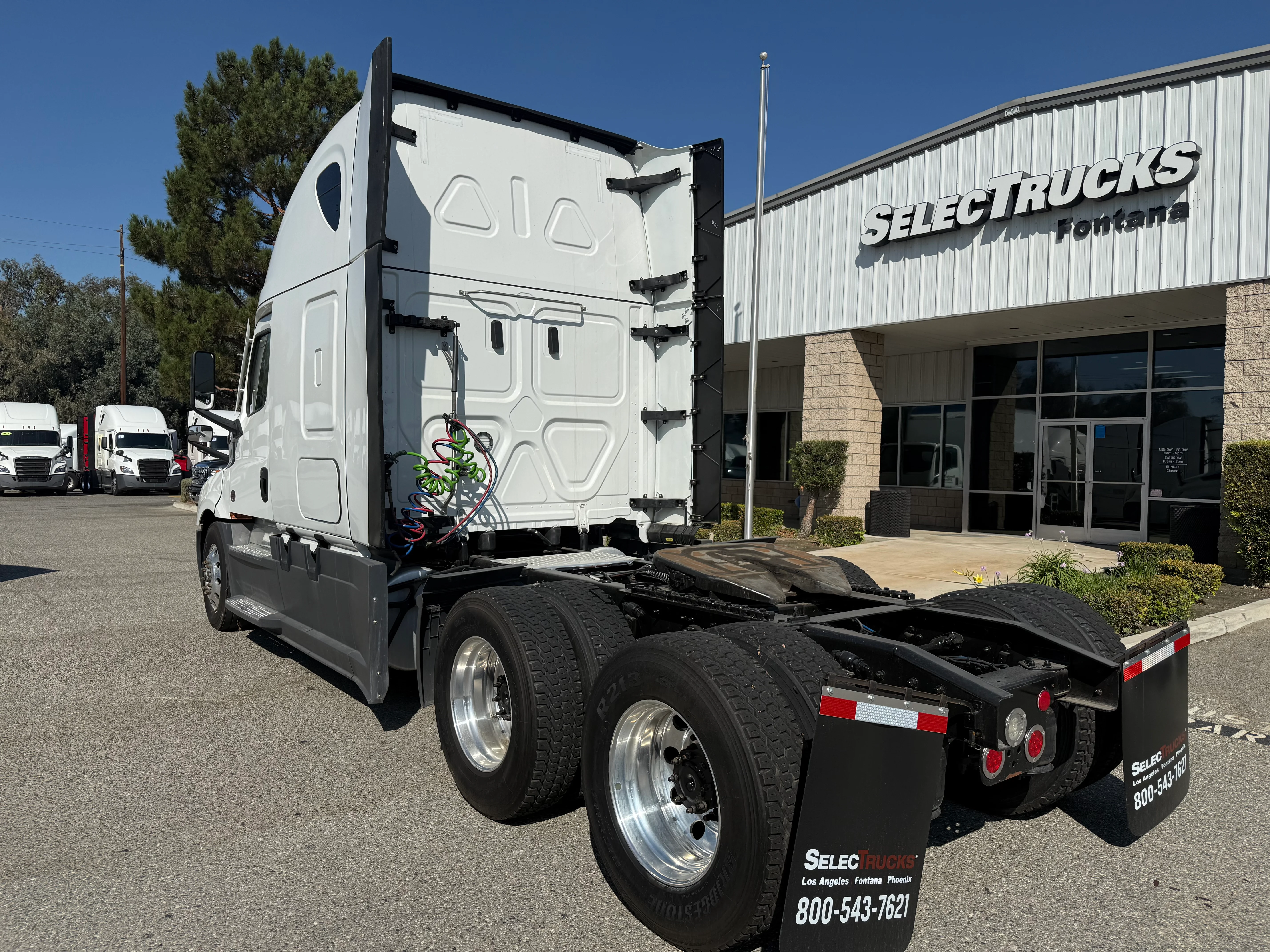 2023 Freightliner Cascadia in Selectrucks Fontana, CA — photo 4