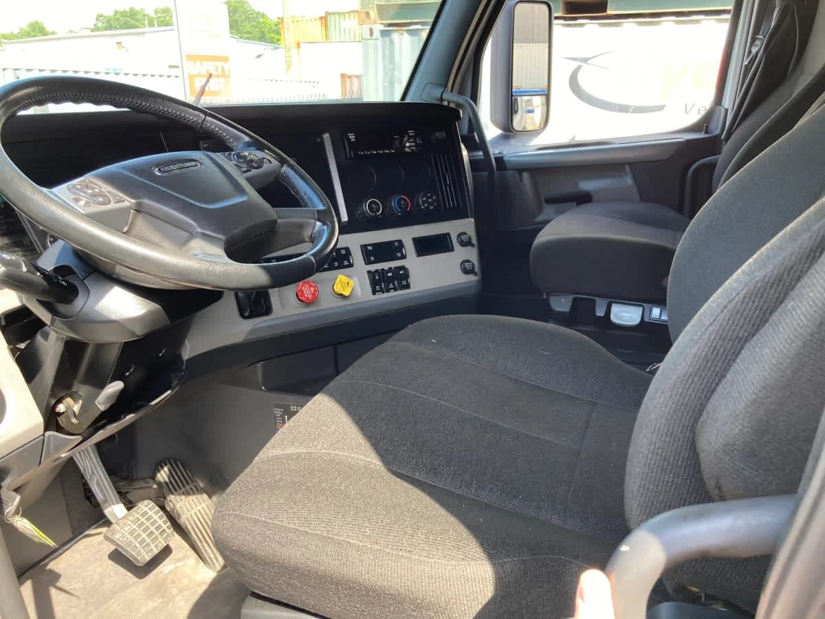 2021 Freightliner Cascadia in Springfield, MA — photo 11