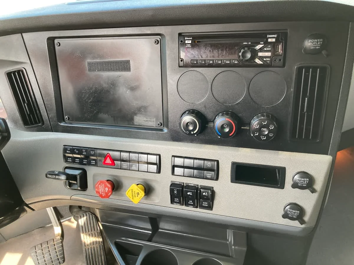 2021 Freightliner Cascadia in Springfield, MA — photo 12