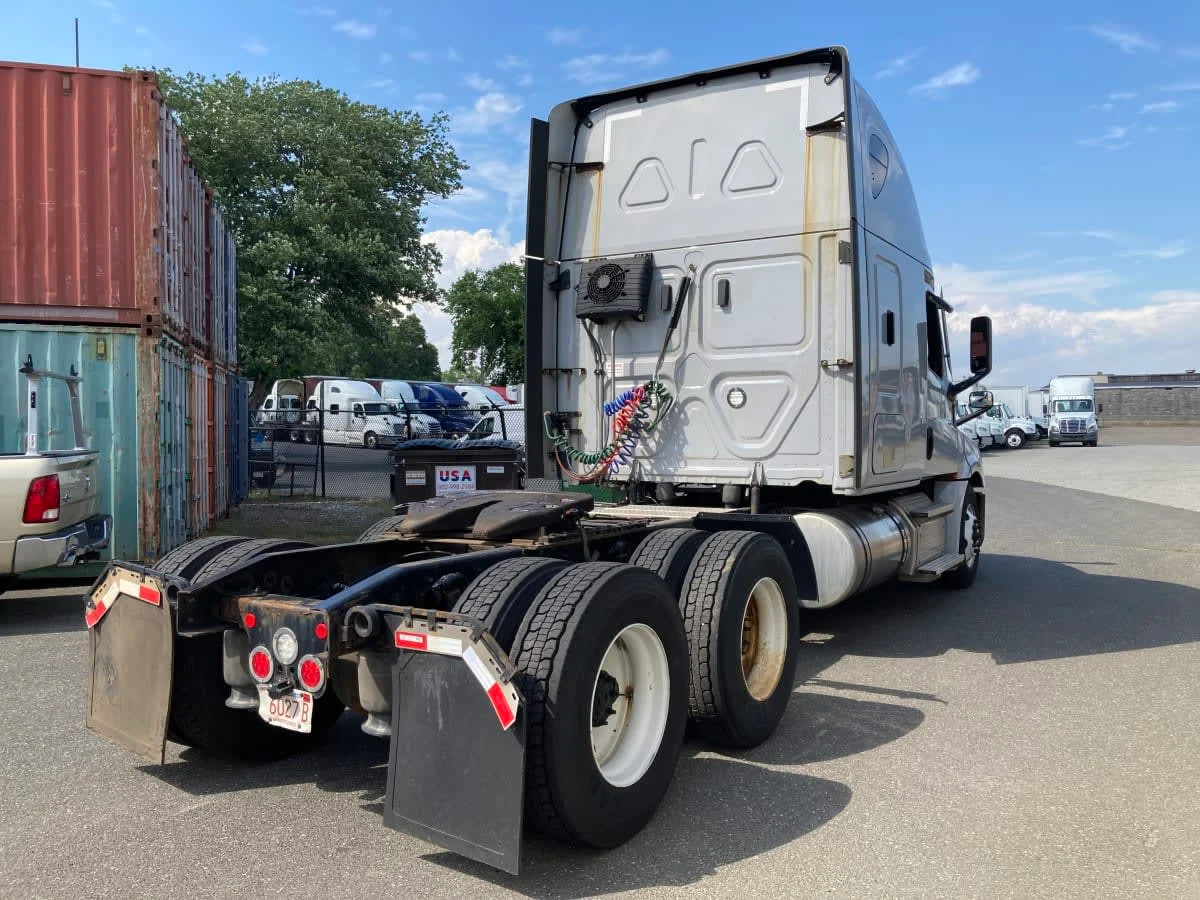 2021 Freightliner Cascadia in Springfield, MA — photo 4