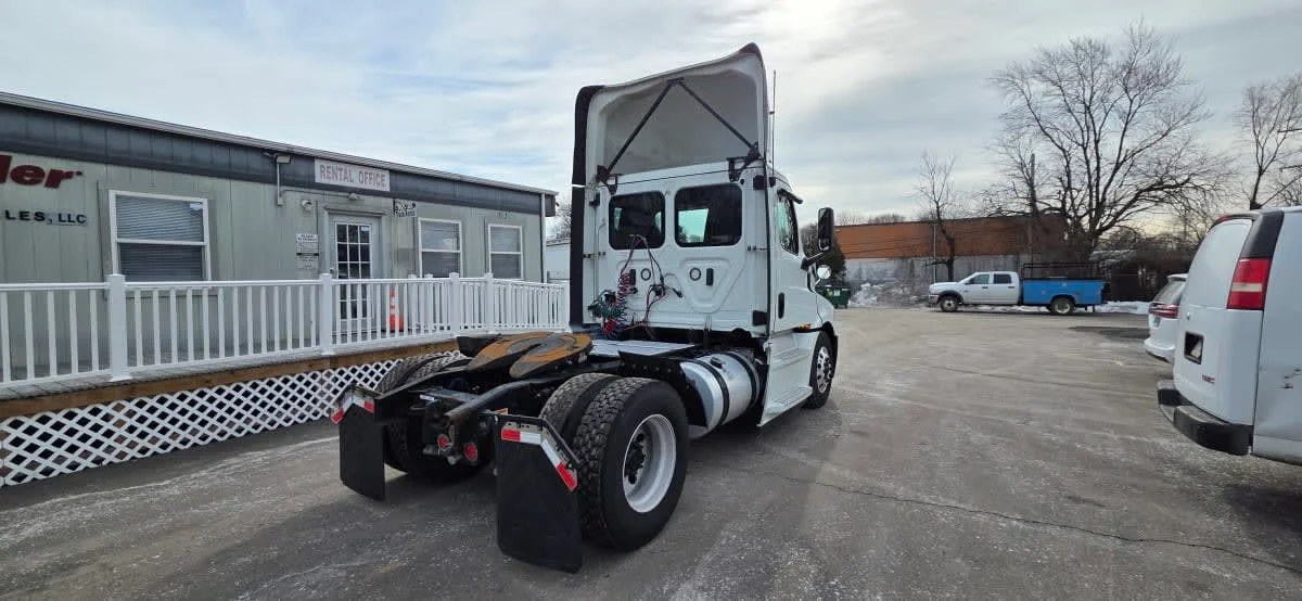 2020 Freightliner Cascadia in Bensalem, PA — photo 4