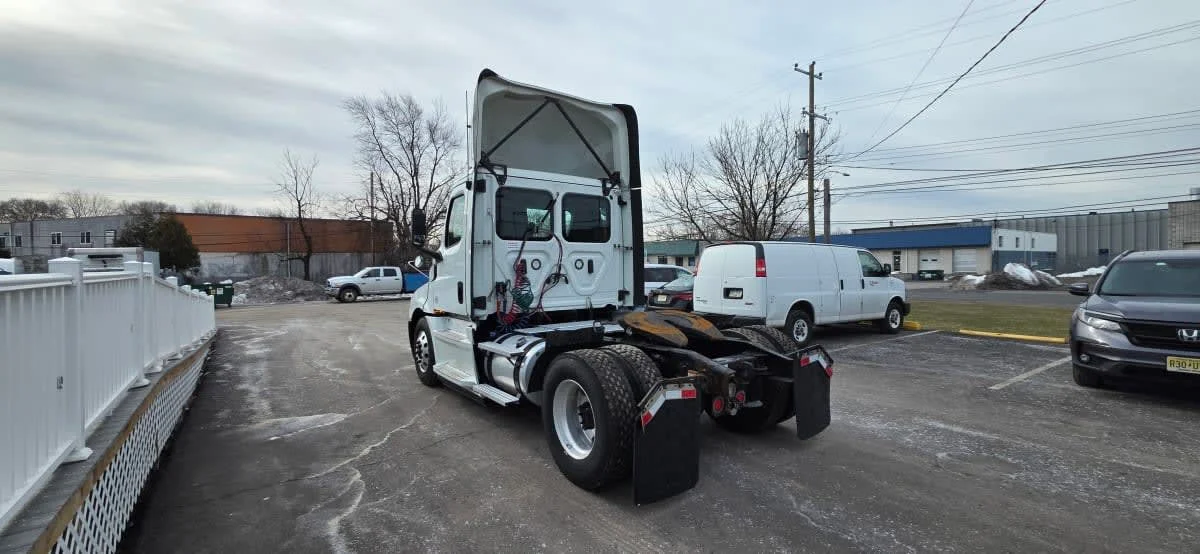 2020 Freightliner Cascadia in Bensalem, PA — photo 6