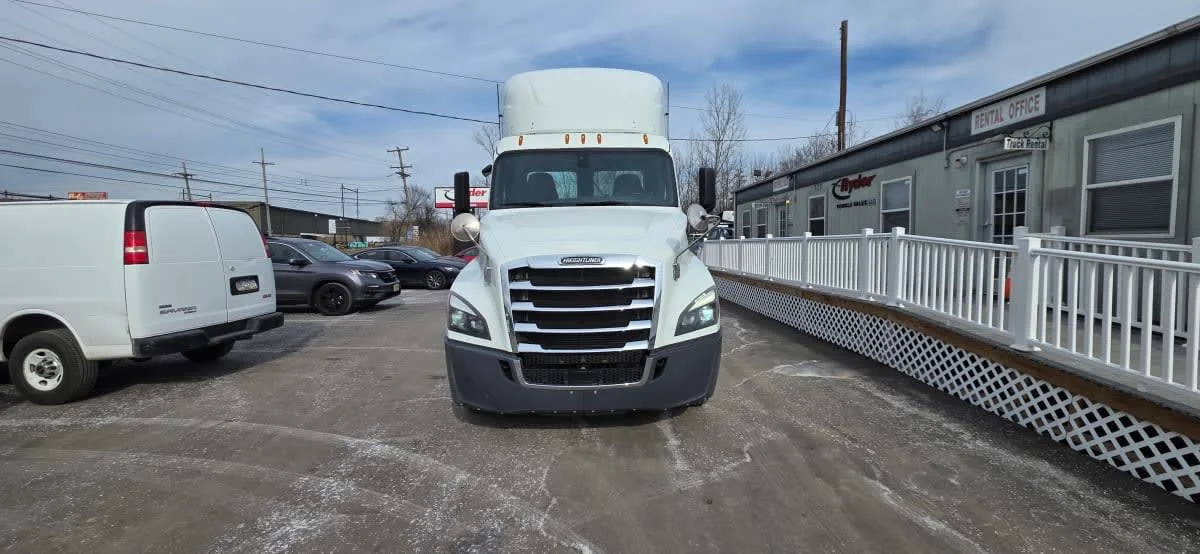 2020 Freightliner Cascadia in Bensalem, PA — photo 2