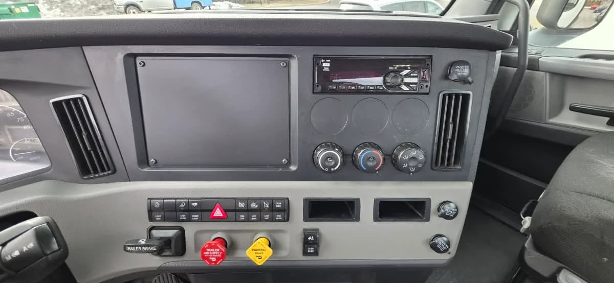 2020 Freightliner Cascadia in Bensalem, PA — photo 10