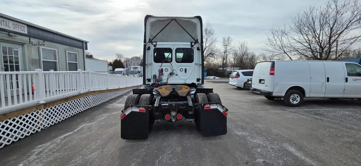 2020 Freightliner Cascadia in Bensalem, PA — photo 5